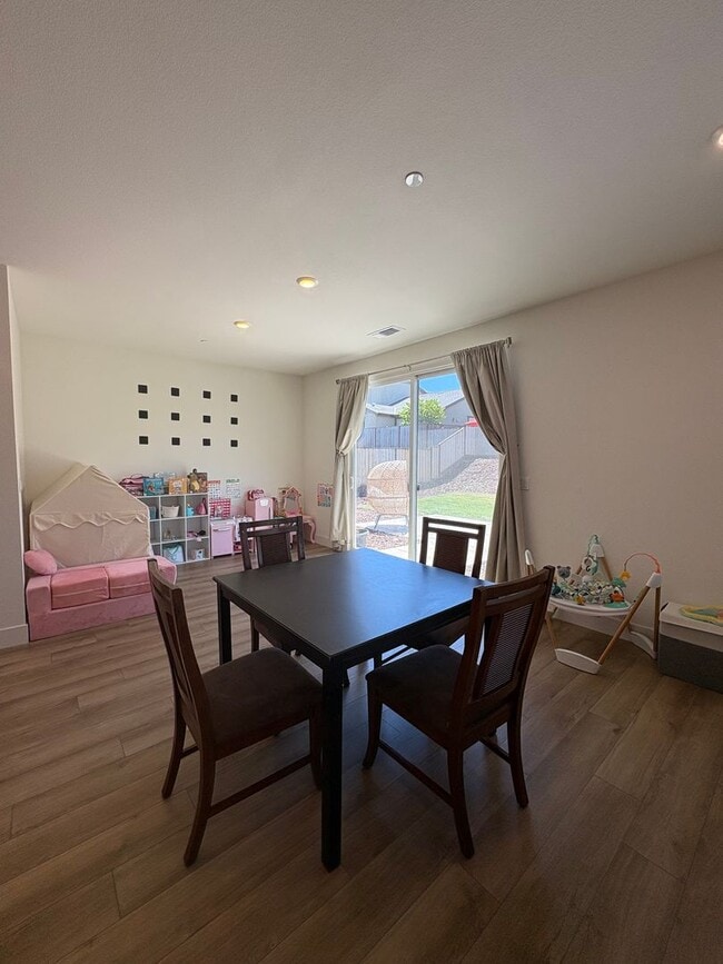 Building Photo - Gorgeous 4 Bedroom Home in Quiet Hollister...