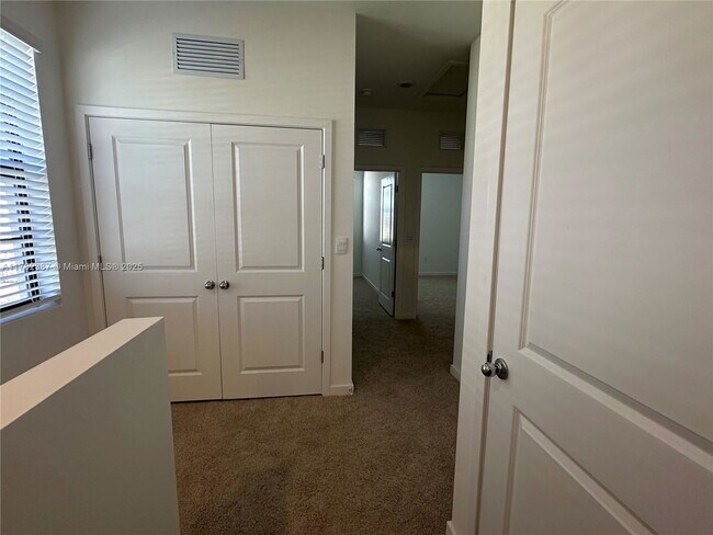 Building Photo - 822 SW 11th Ter