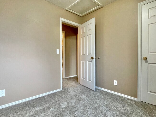 Building Photo - Cozy West Valley Home For Rent!