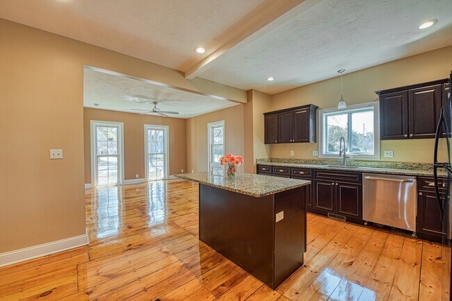 Building Photo - 970 N Main St