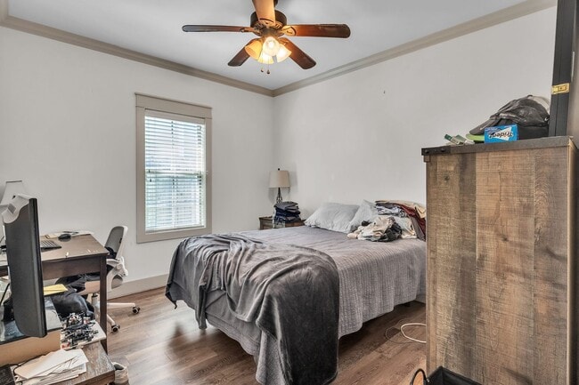 Building Photo - Large 3 Bedroom Townhome with All Appliances Included