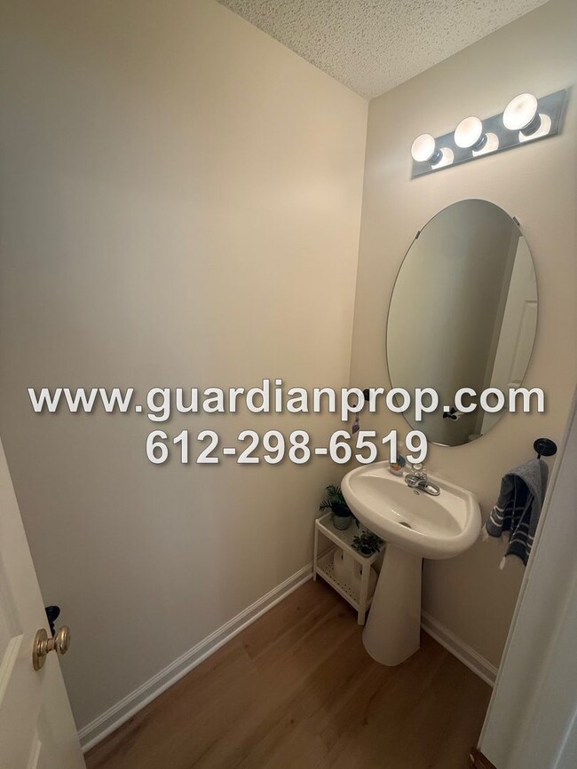 Building Photo - End Unit Townhouse for August, Vaulted Cei...