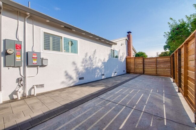 Building Photo - Stylish San Jose Home and Private Yard