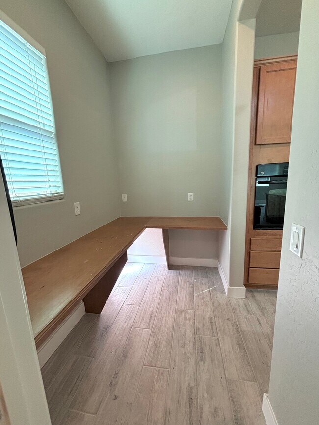 Work station - 3497 E Loma Vista St