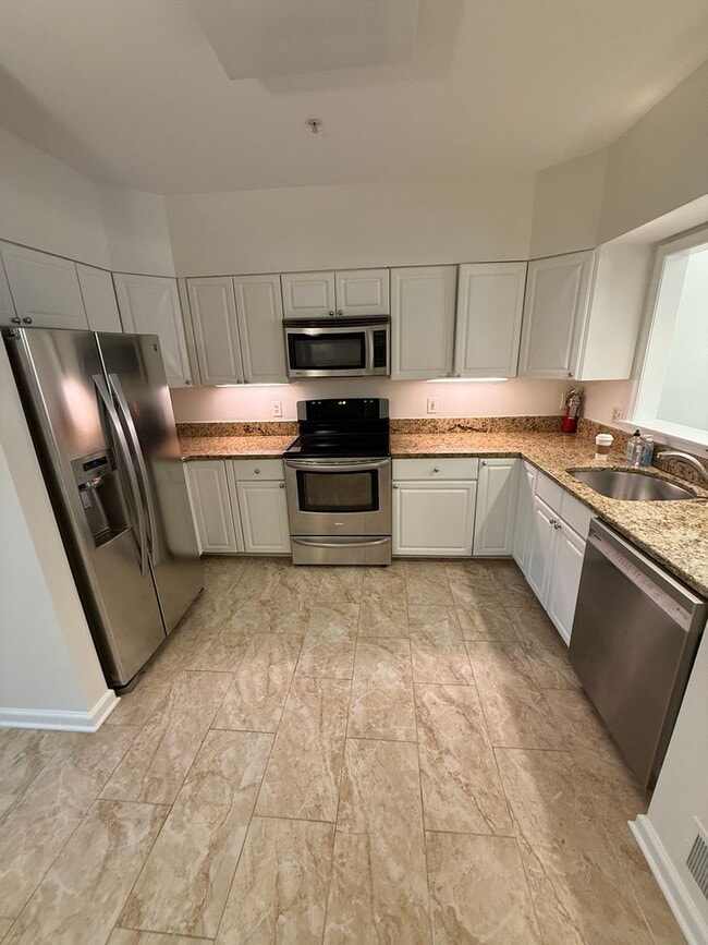 Building Photo - Beautiful 3 bed/3.5 Bath in ideal location!