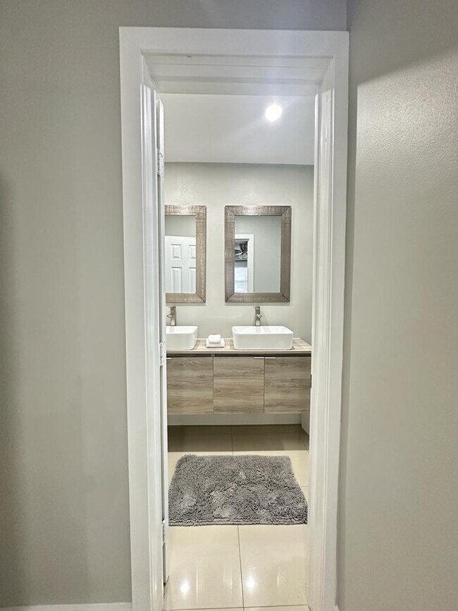 Building Photo - 426 SW 8th Ave