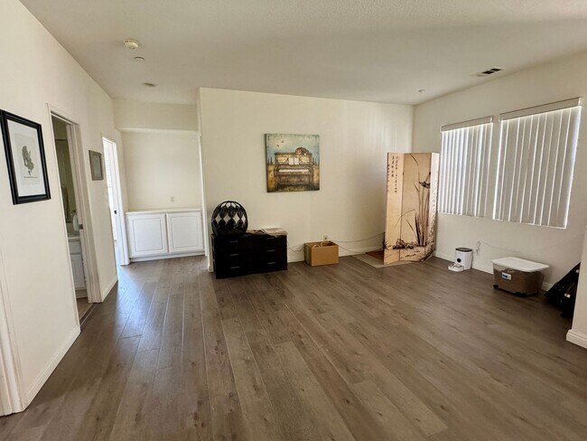 Building Photo - Spacious 4 Bedroom in Oxnard