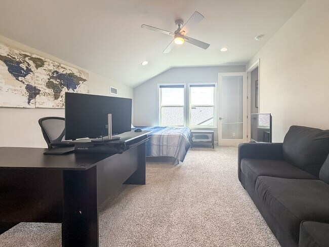 Building Photo - Modern-Luxury 5/3 in Oakmont