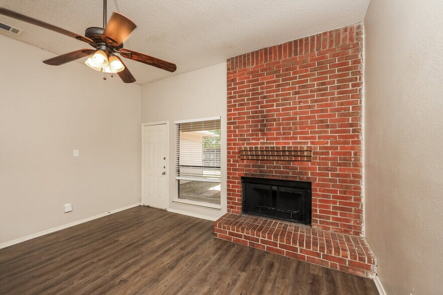 Building Photo - 2605 Hartford Ln