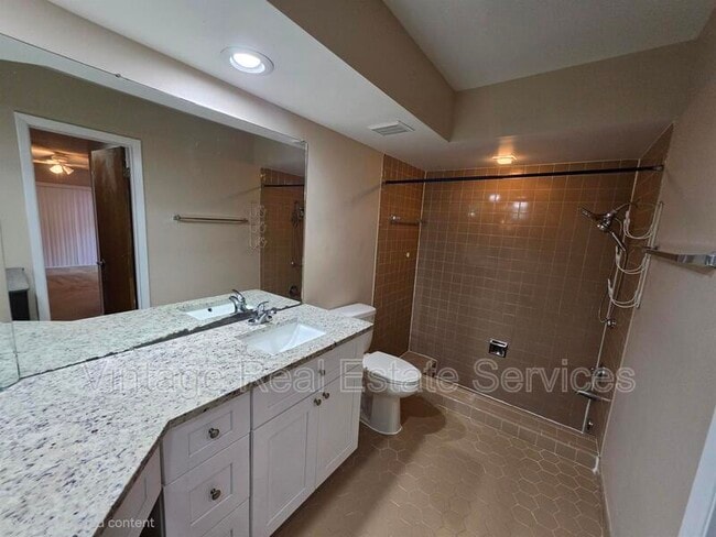 Building Photo - 4604 Landscape Dr