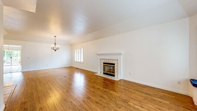 Building Photo - 7971 Oakmont Dr