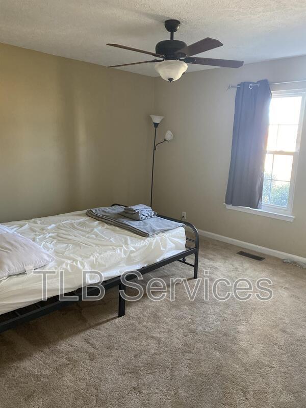 Building Photo - 211 Fall Creek Dr