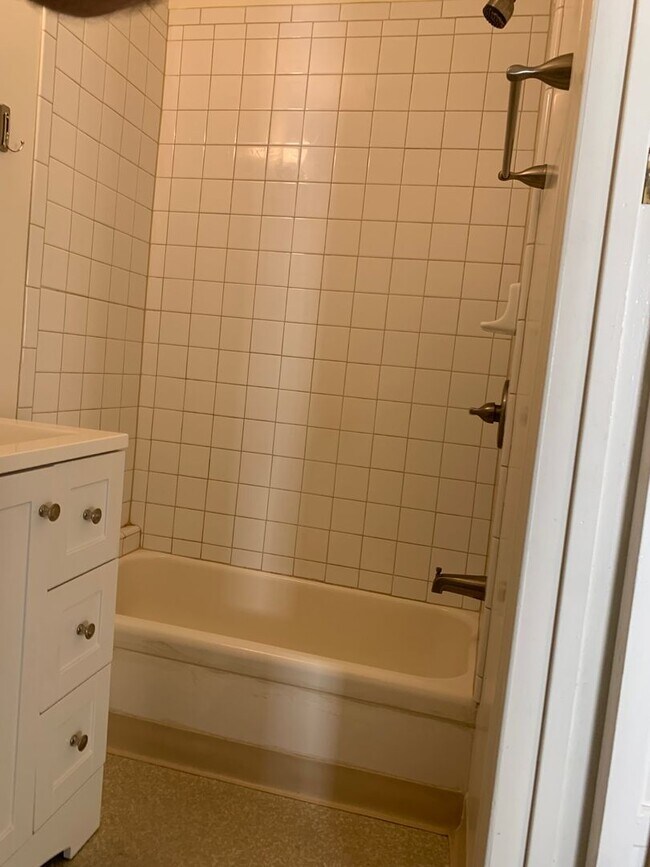 Building Photo - Gorgeous 1+1  in Glendale - Close to Eagle...
