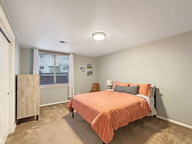 Building Photo - Large 2 bed 2 bath condo for rent near Sloans Lake