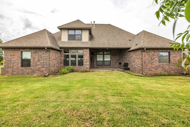 Building Photo - Executive home on double lot in beautiful Enclave at Harvard Ponds.