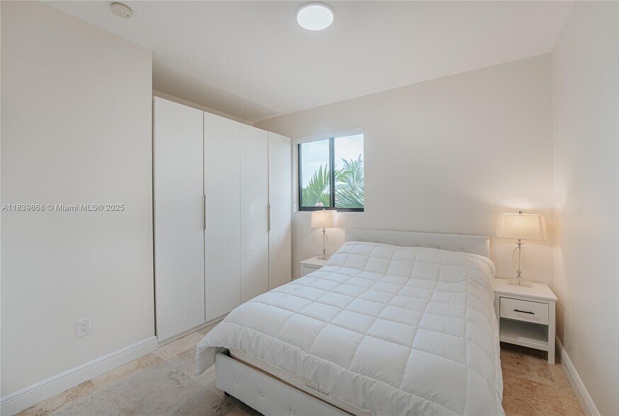 Building Photo - 2766 SW 33rd Ave