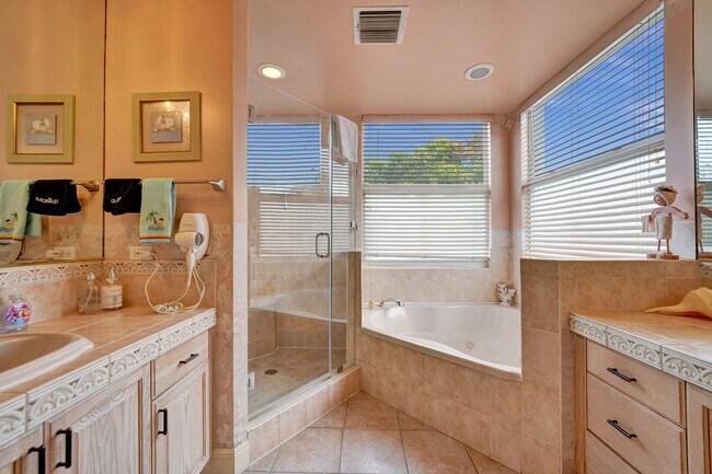 Building Photo - 220 Pine Ave