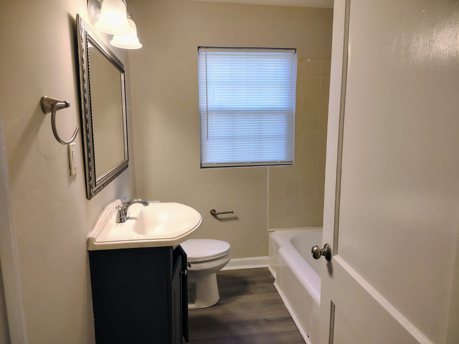 Building Photo - Room in House on Glory St