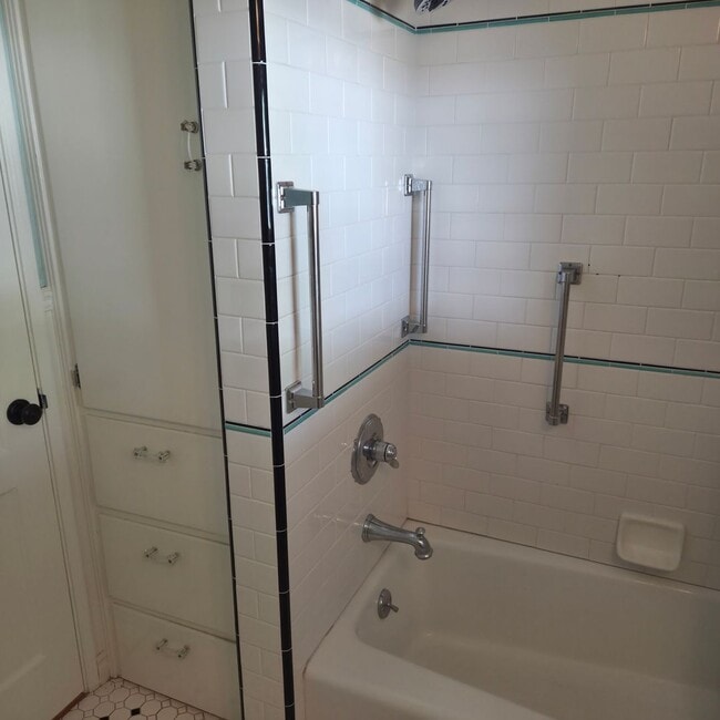 Building Photo - 1121 N Cambridge Ave