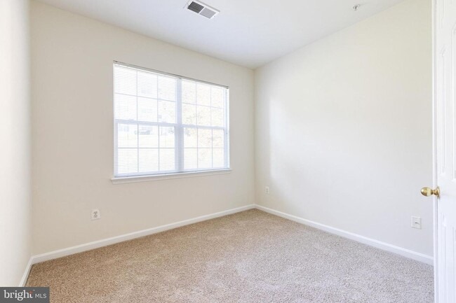 Building Photo - Spacious 2-bedroom 2 Bath condo in New Town