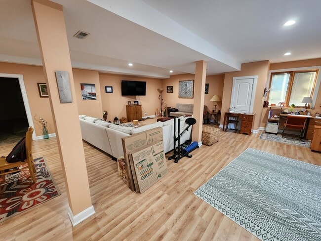 Building Photo - 1504 marshland Way