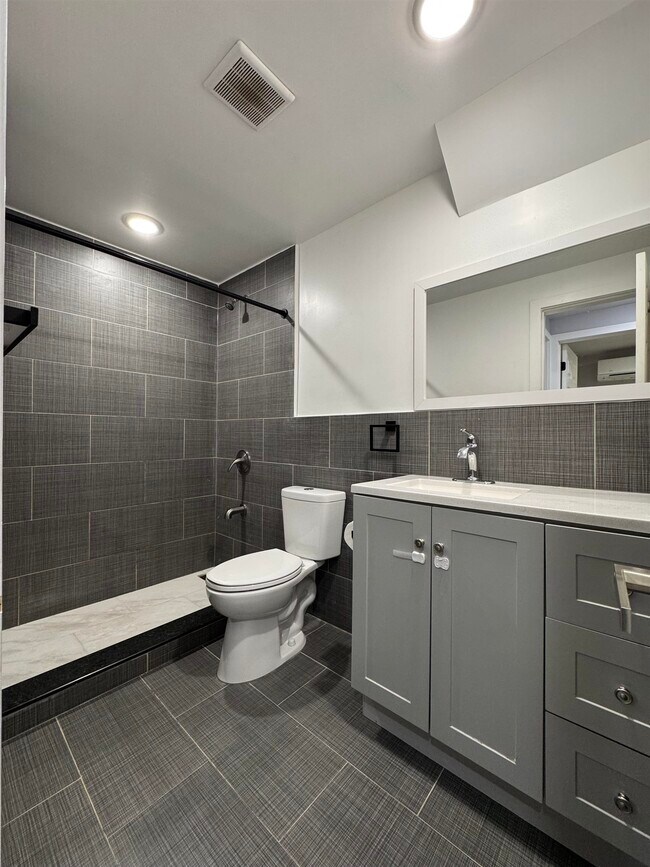 Building Photo - 102 Old Bergen Rd