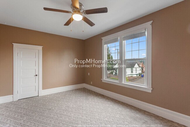 Building Photo - Beautiful Three Bedroom Home in the Heart of Oregon City!