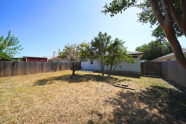 Building Photo - Great 3/2 Single Story Home Now Available ...