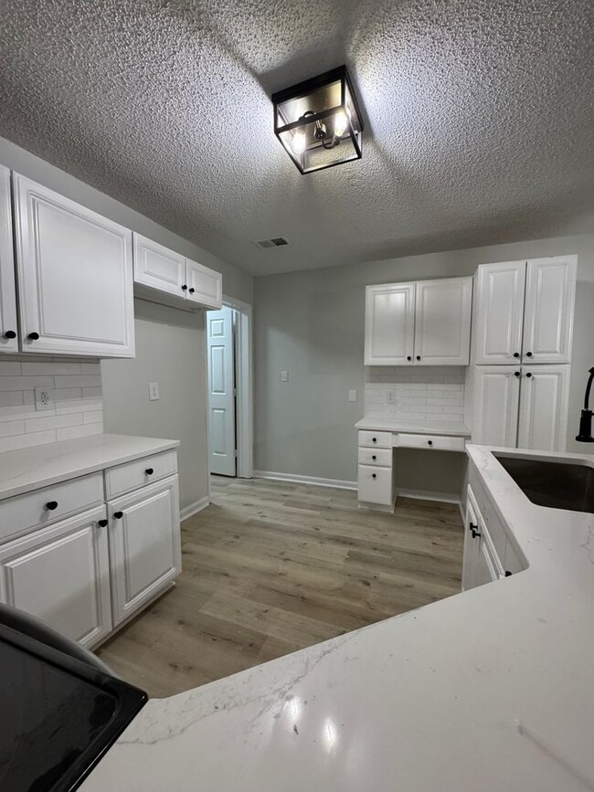 Building Photo - 3bed/2bath+Garage GSO!!