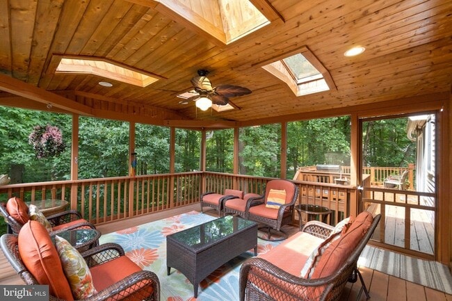 Building Photo - 6874 Caravan Ct
