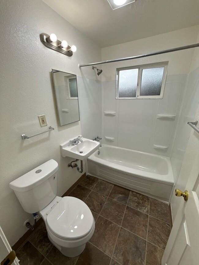 Building Photo - 1570 Bellevue St SE