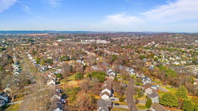 Building Photo - *RESERVED - Contact Us to Submit A Backup App!* Fully Renovated 4BR/2.5BA Gem in Sought-After Ben...