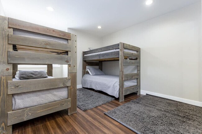 Building Photo - 290 Broken Lance Dr