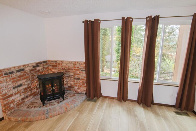 Building Photo - 3 bedroom 2 bathroom duplex in South Eugene!