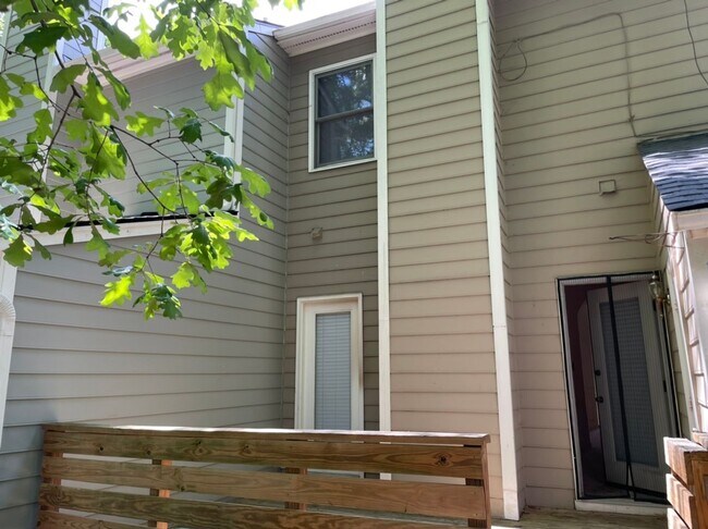 Building Photo - Desirable 2 Bedroom Townhouse Near Downtown Cary