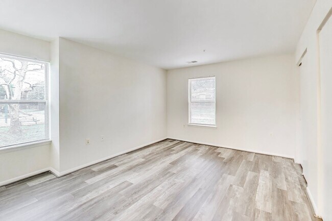 Building Photo - Ground Level Condo in Gaithersburg - 1 bed, 1 bath