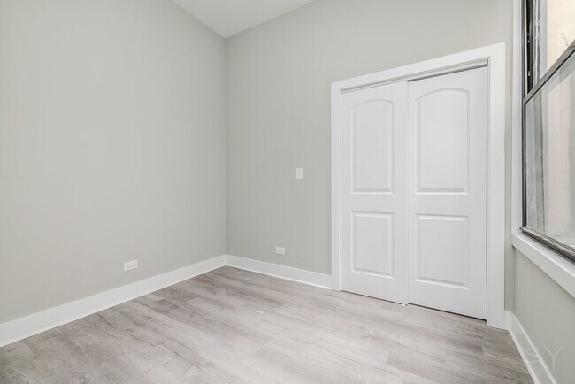 Building Photo - 2448 S Oakley Ave