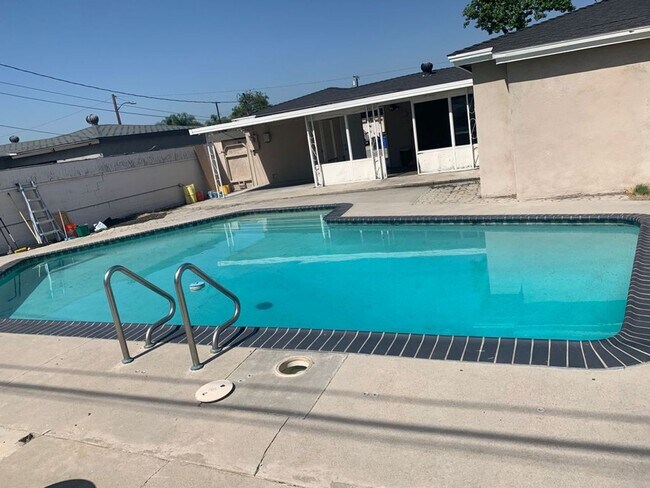 Building Photo - 3-bedrooms 2-bathrooms House for rent in Covina