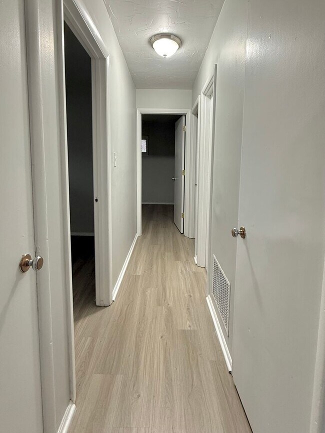 Building Photo - 3 bed 2 bath Great Neighborhood!!