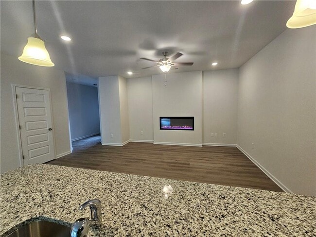 Building Photo - 2460 Ravencliff Dr