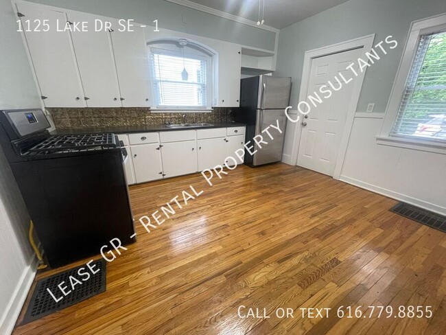 Building Photo - Beautiful Lower-Level Apartment with Off S...