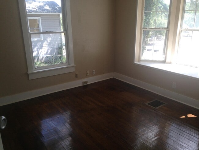 Building Photo - 1104 N LBJ Dr