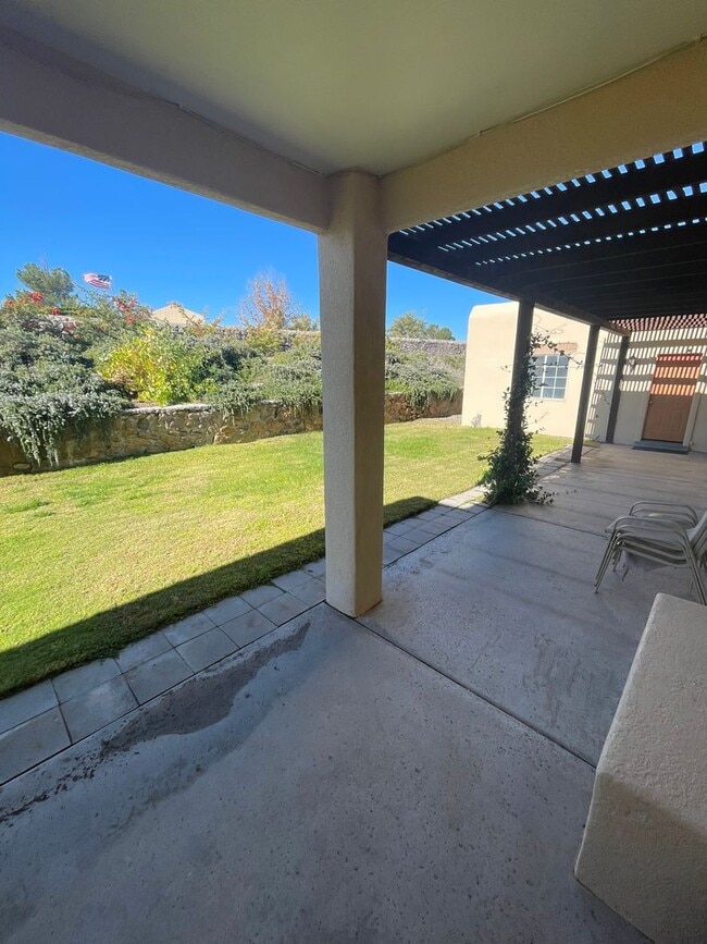 Building Photo - Beautiful 3 Bedroom/2.5 Bathroom Home Loca...