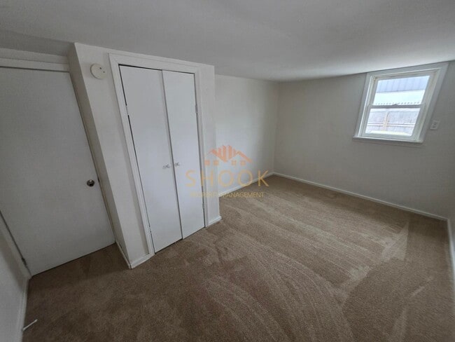 Building Photo - CENTRALLY LOCATED COZY 3 BR HOME