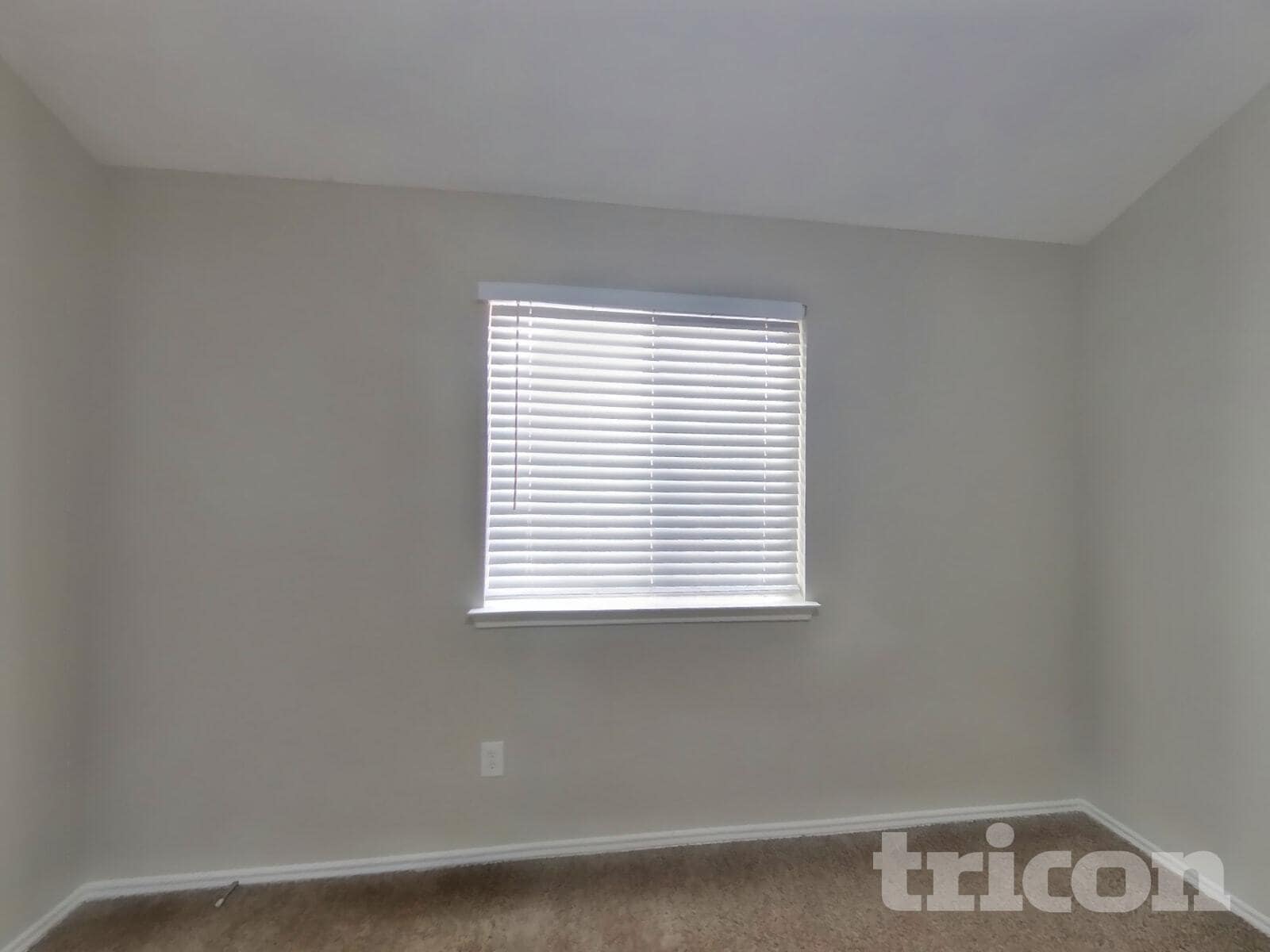 Building Photo - 1915 Pin Oak Ln