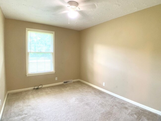 Building Photo - 339 Lake Ct Dr