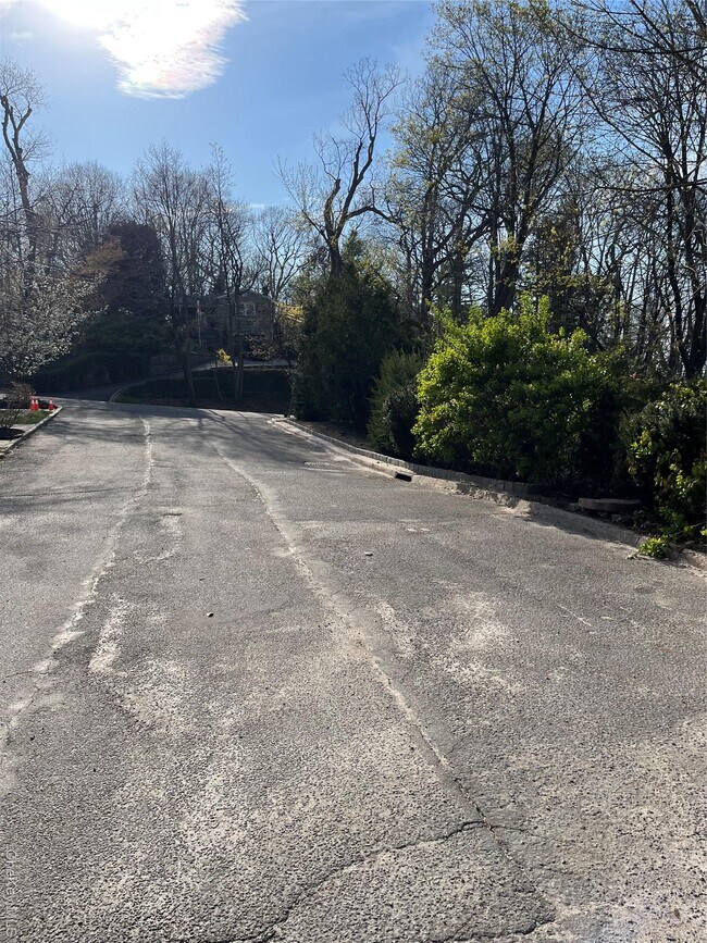 Building Photo - 3 Daniel