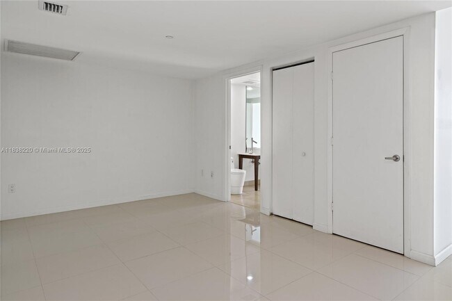 Building Photo - 495 Brickell Ave