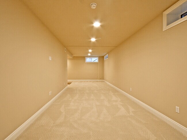Building Photo - Spacious 3,224 Square Foot Townhouse!
