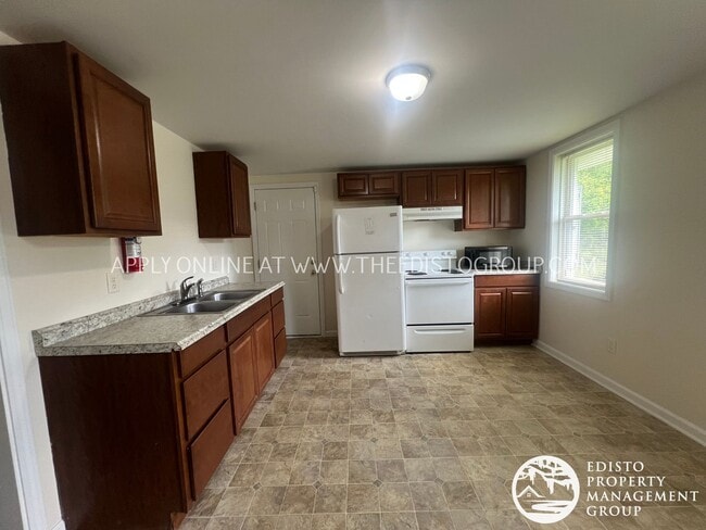 Building Photo - Charming 3BR Home with Screened Porch & Sp...